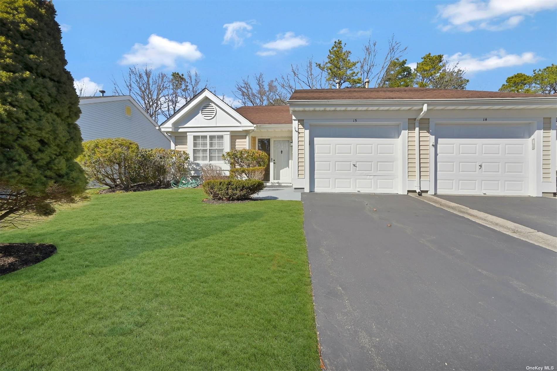 #1 photo, 15 Brookville Court, 東長島 Ridge , NY 11961