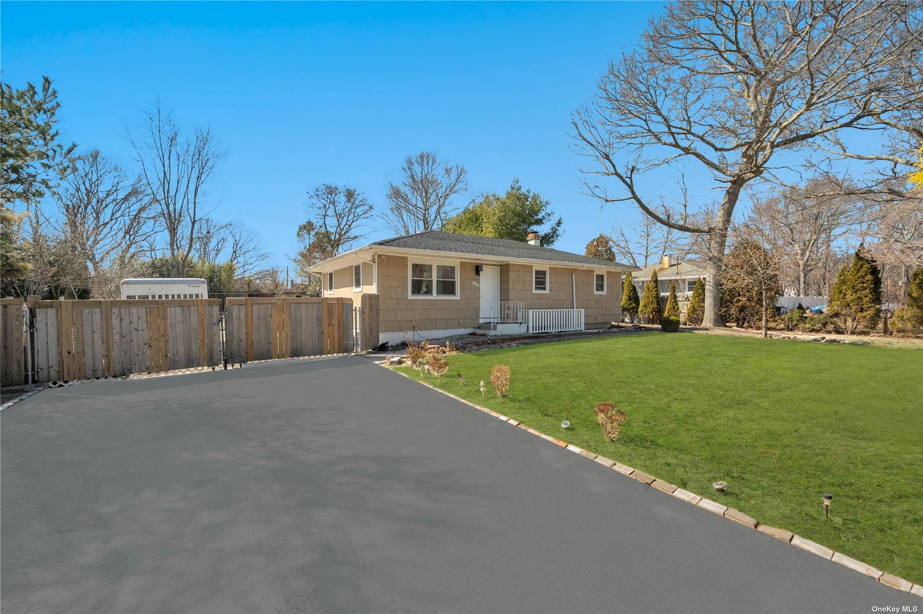 #1 photo, 356 Cypress Drive, 東長島 Mastic Beach , NY 11951