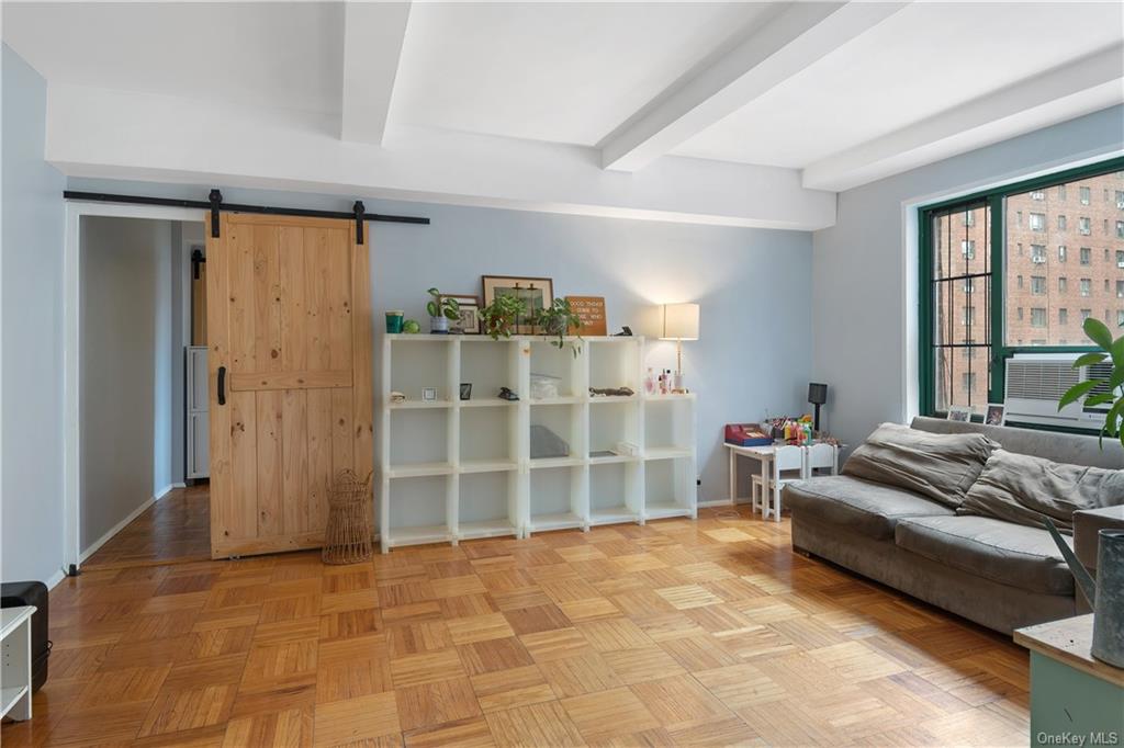 #1 photo, 18 Metropolitan Oval, 布朗士 Bronx , NY 10462