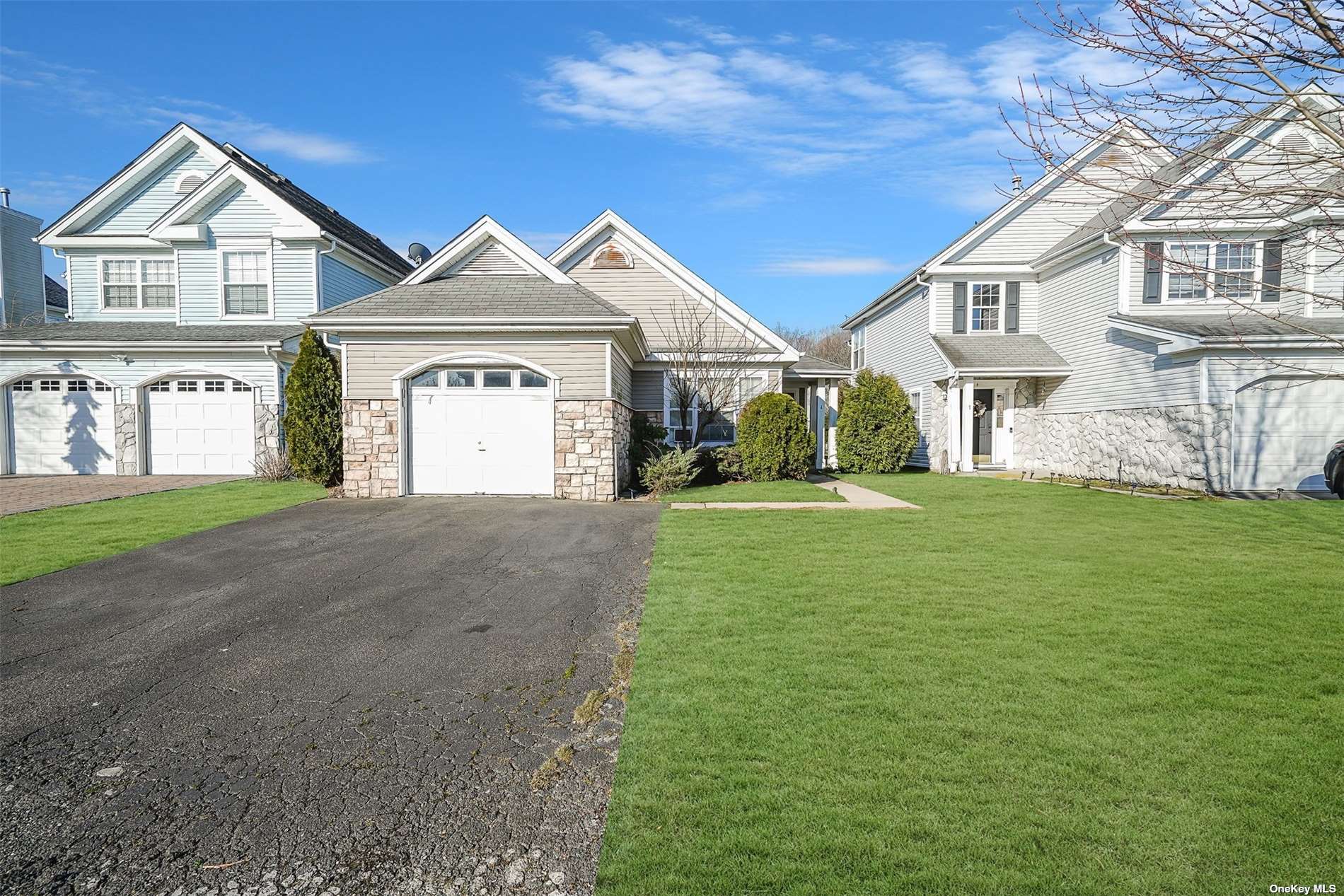 #1 photo, 19 Ethan Circle, 东长岛 Middle Island , NY 11953