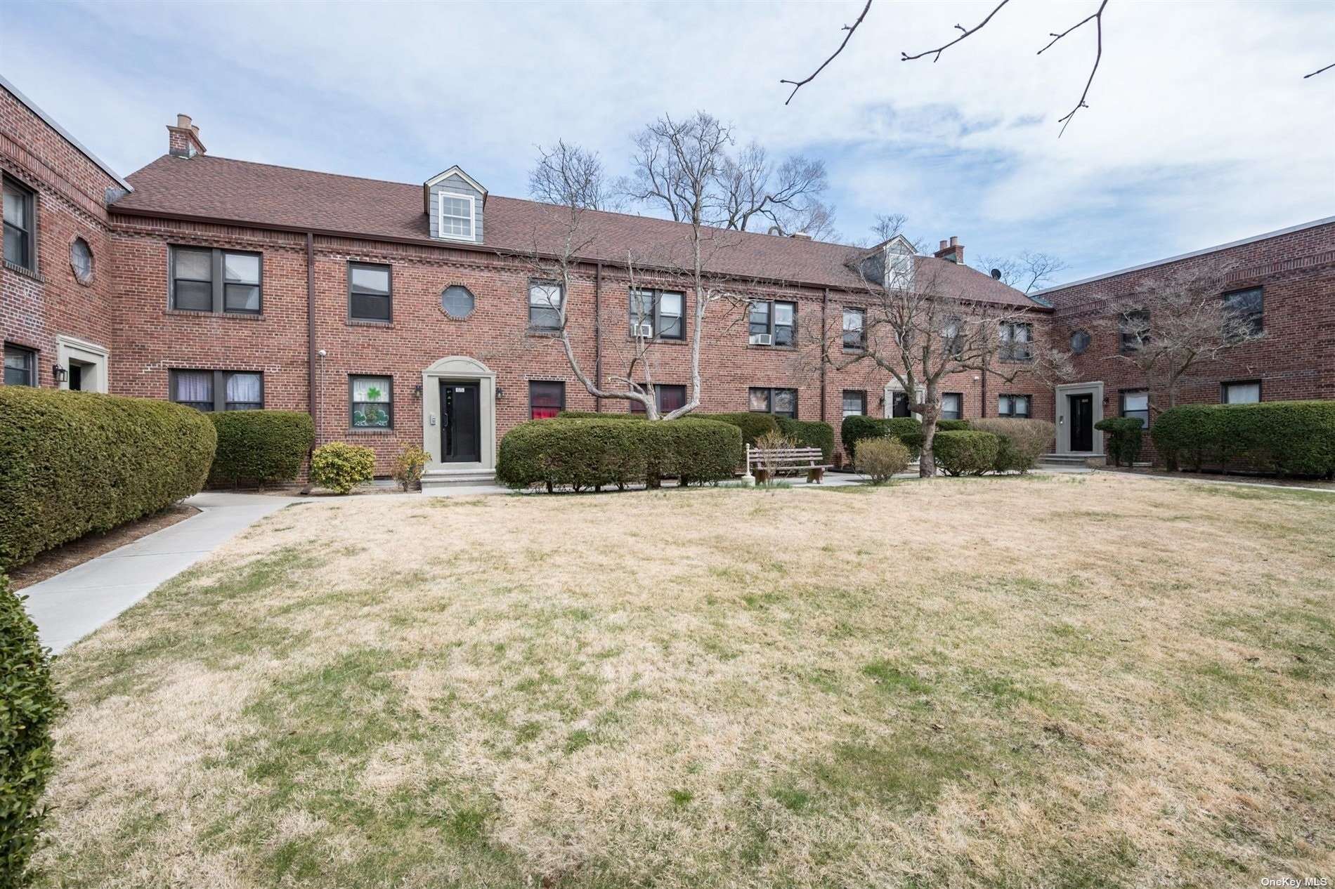 #1 photo, 61 Hilbert Street, 长岛 Hempstead , NY 11550