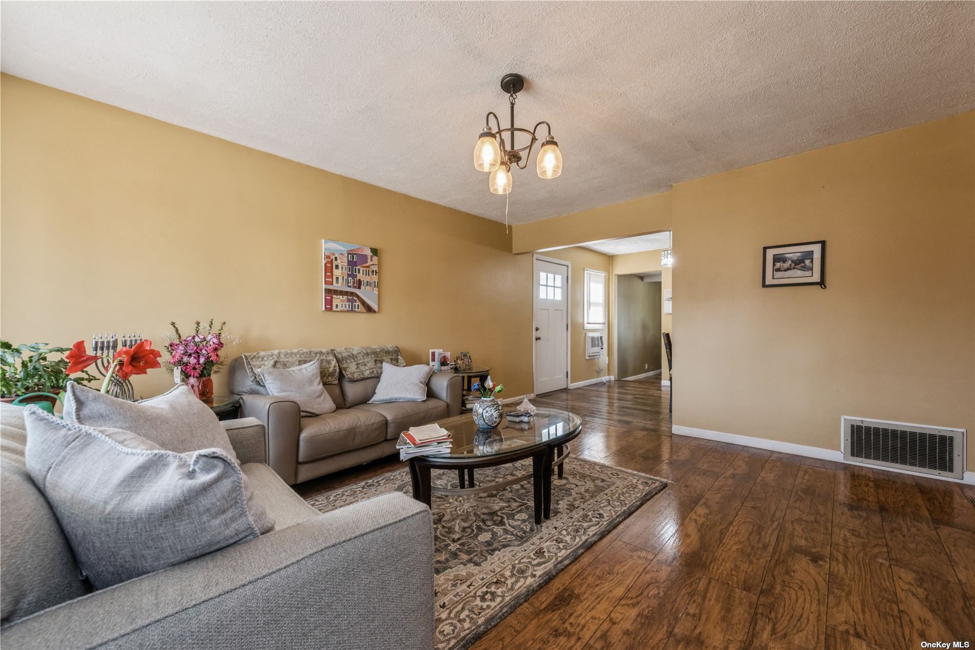 #1 photo, 875 Bowling Green Drive, 长岛 西布雷 Westbury , NY 11590