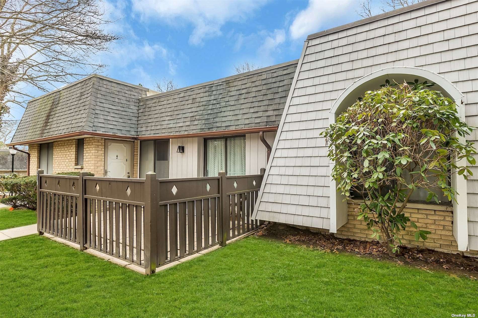 #1 photo, 215 Birchwood Road, 东长岛 Medford , NY 11763