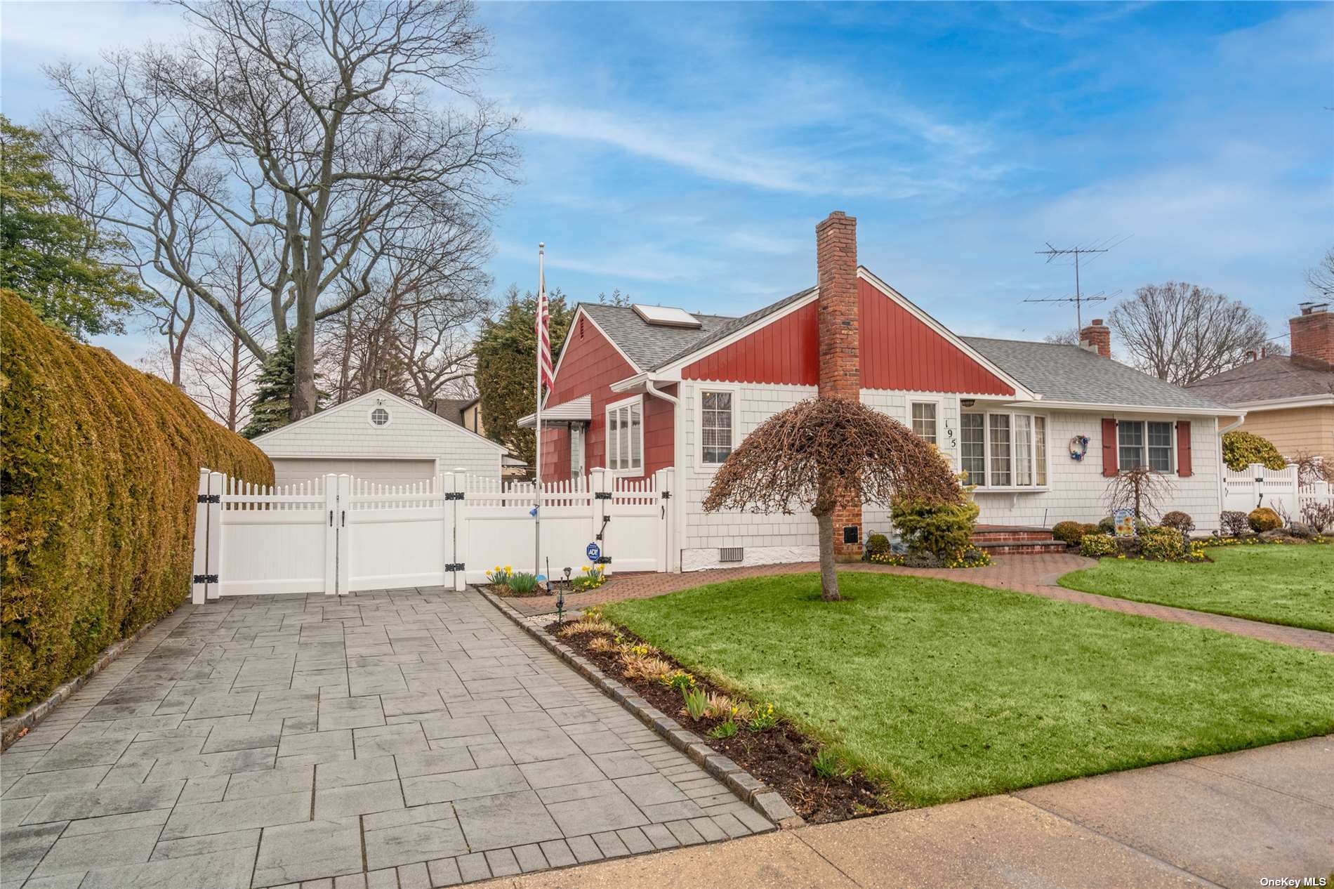 #1 photo, 195 Glengariff Road, 长岛 Massapequa Park , NY 11762