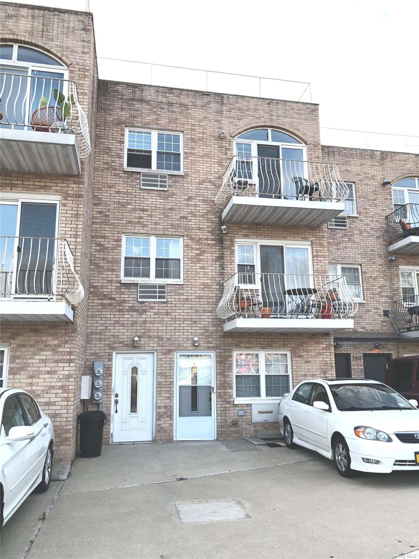 #1 photo, 71-05 Cooper Avenue, 皇后区 Glendale , NY 11385