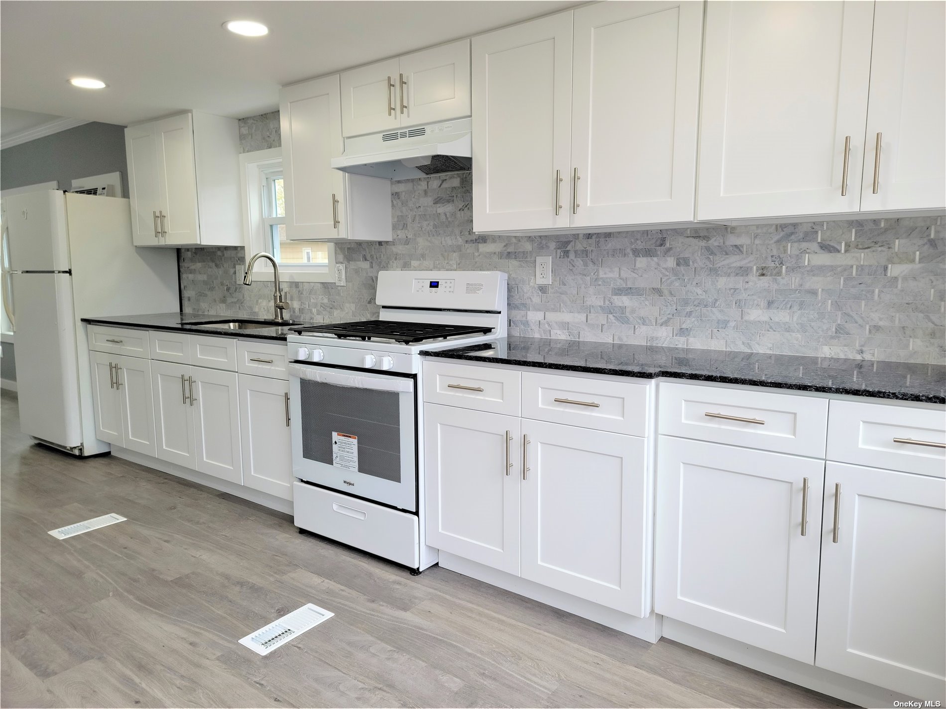 #1 photo, 1 White Daisy Lane, 东长岛 Bohemia , NY 11716