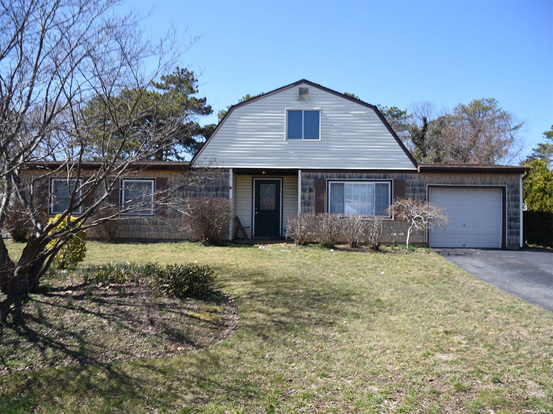 #1 photo, 94 Matsunaye Drive, 东长岛 Medford , NY 11763