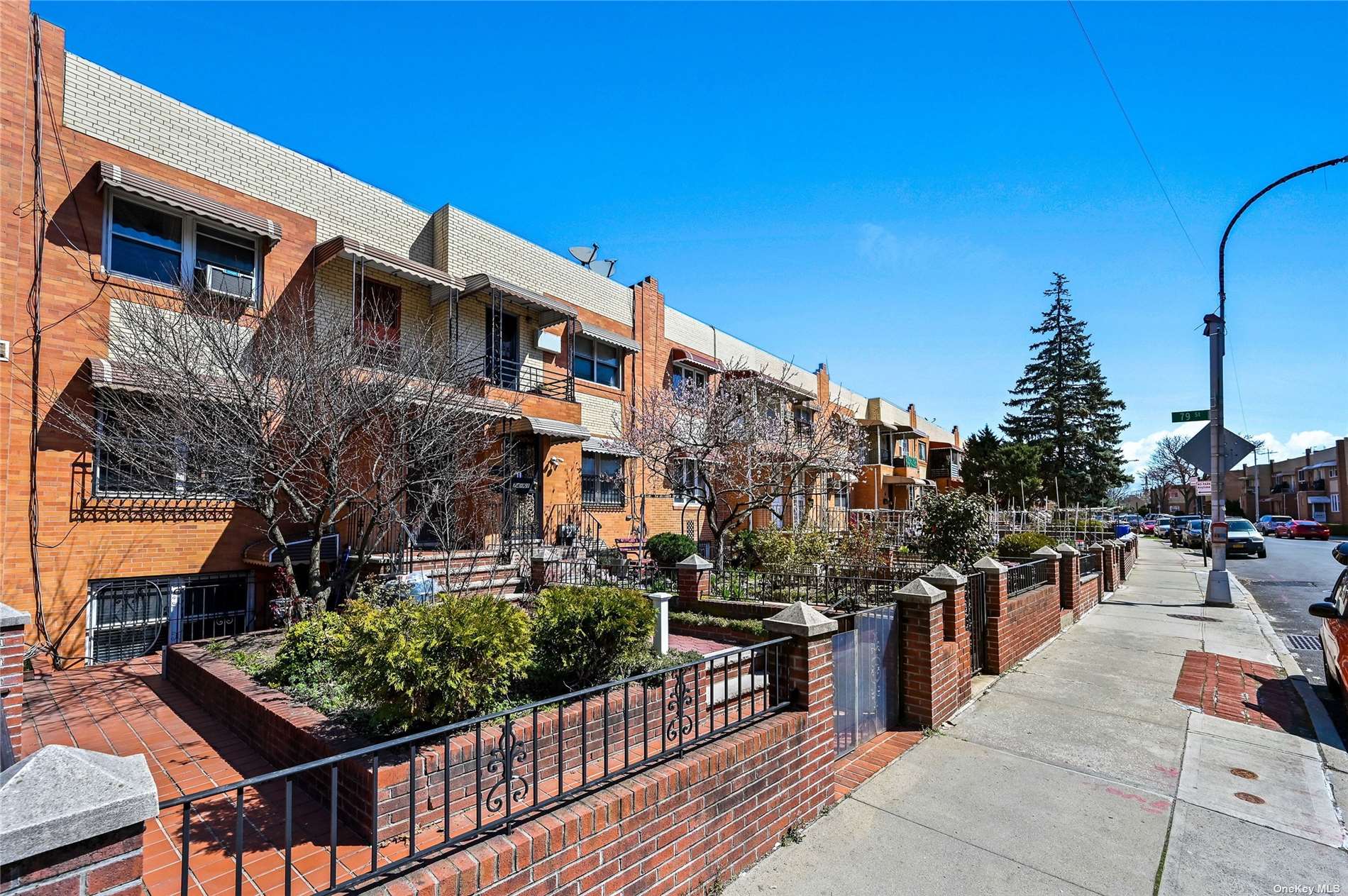 #1 photo, 74-59 Calamus Avenue, 뉴욕퀸즈 Elmhurst , NY 11373