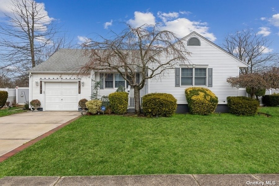 #1 photo, 388 S 15th Street, 东长岛 Lindenhurst , NY 11757
