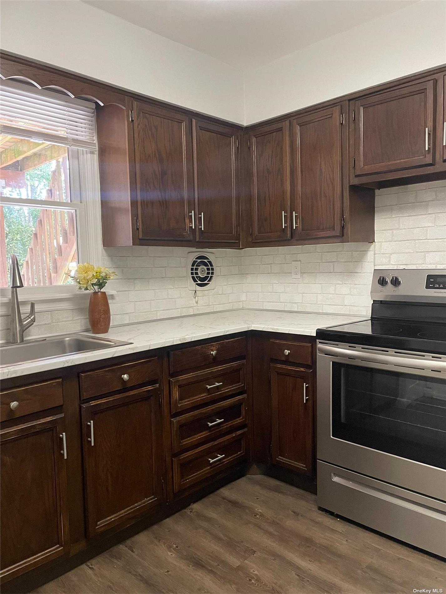 #1 photo, 585 Tabor Place, 长岛 East Meadow , NY 11554