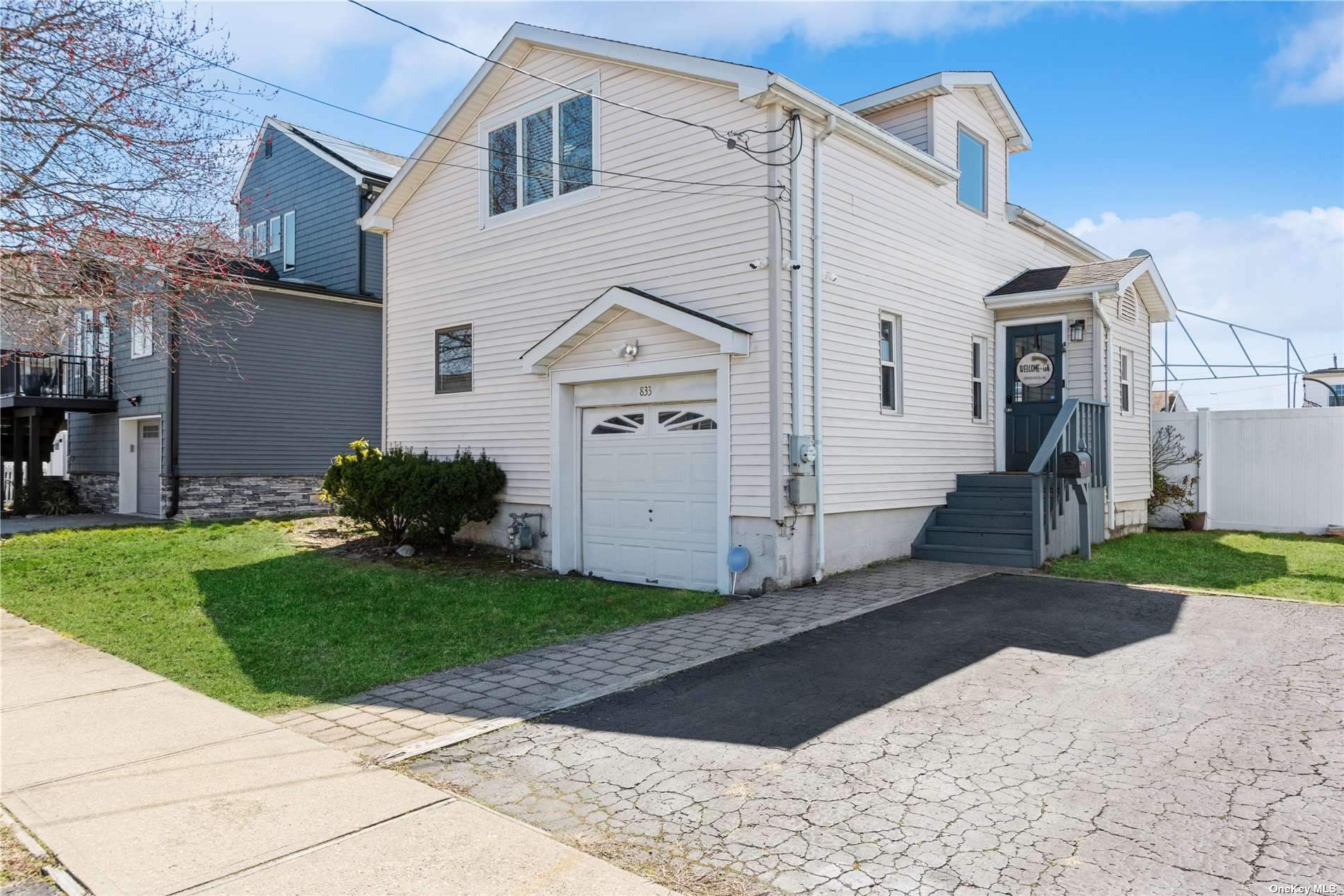 #1 photo, 833 S 5th Street, सफ़ोक काउंटी Lindenhurst , NY 11757