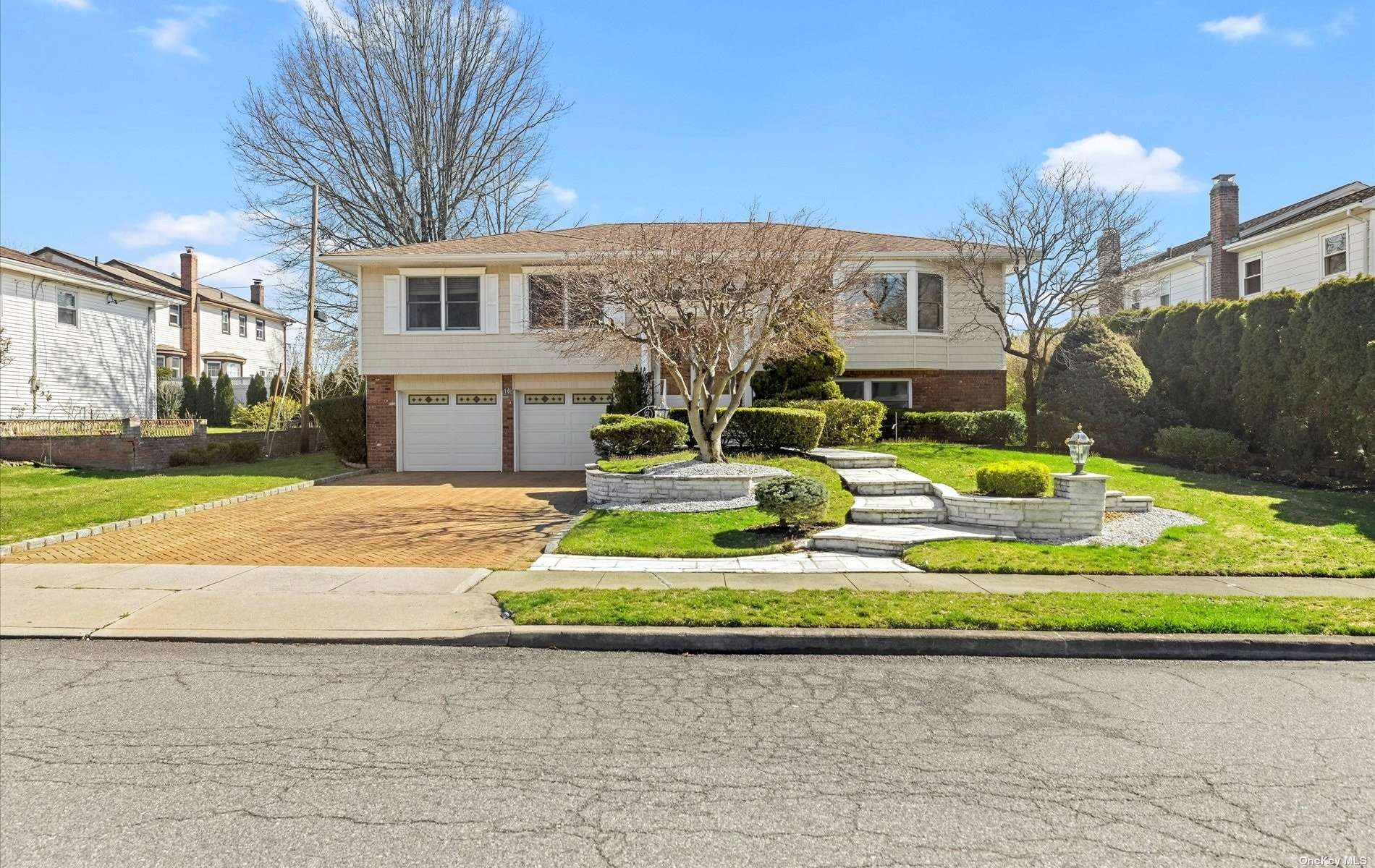 #1 photo, 16 Country Village Lane, 长岛 曼哈塞特 Manhasset Hills , NY 11040