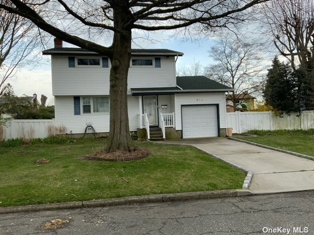 #1 photo, 320 Whipple Street, সাফোক কাউন্টি Brentwood , NY 11717