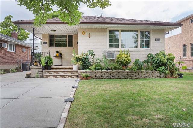 #1 photo, 82-48 252 Street, كوينز Bellerose , NY 11426
