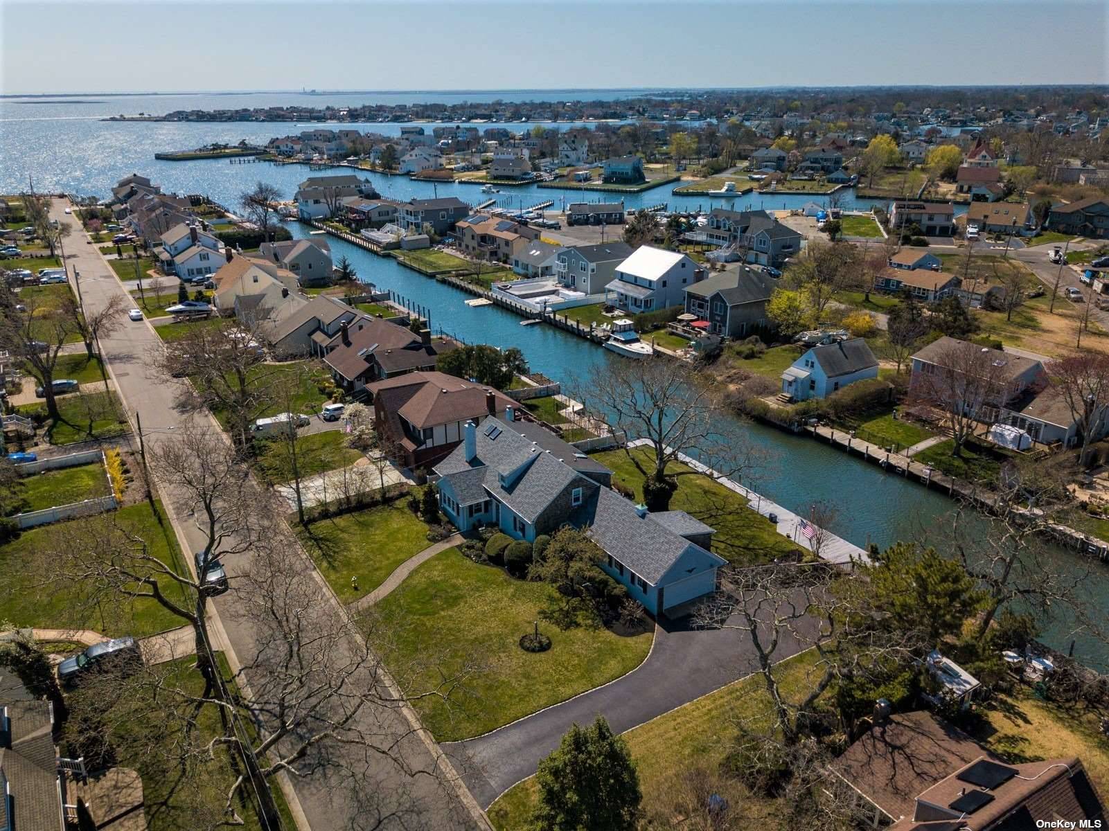 #1 photo, 29 Braham Avenue, 东长岛 Amityville , NY 11701