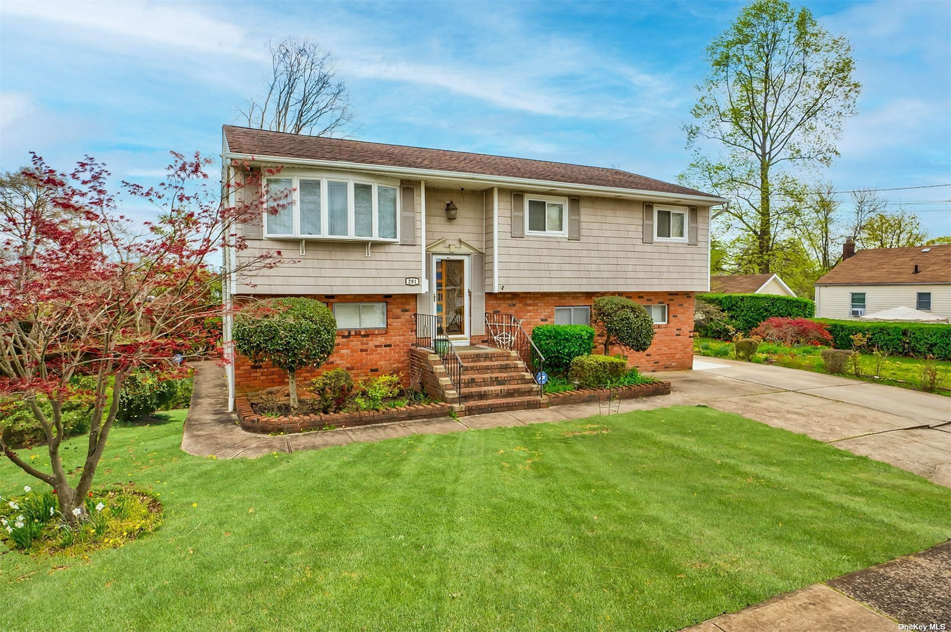 #1 photo, 291 Gates Avenue, Lindenhurst , NY 11757