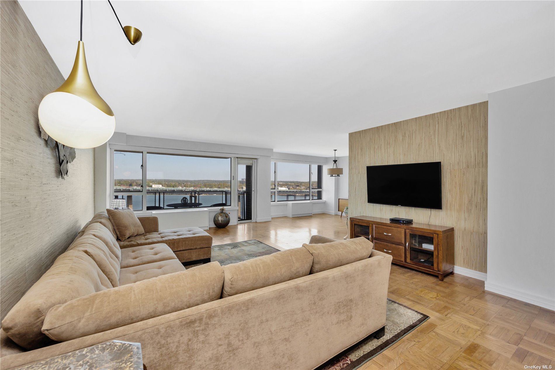 #1 photo, 166-25 Powells Cove Blvd, קווינס Beechhurst , NY 11357