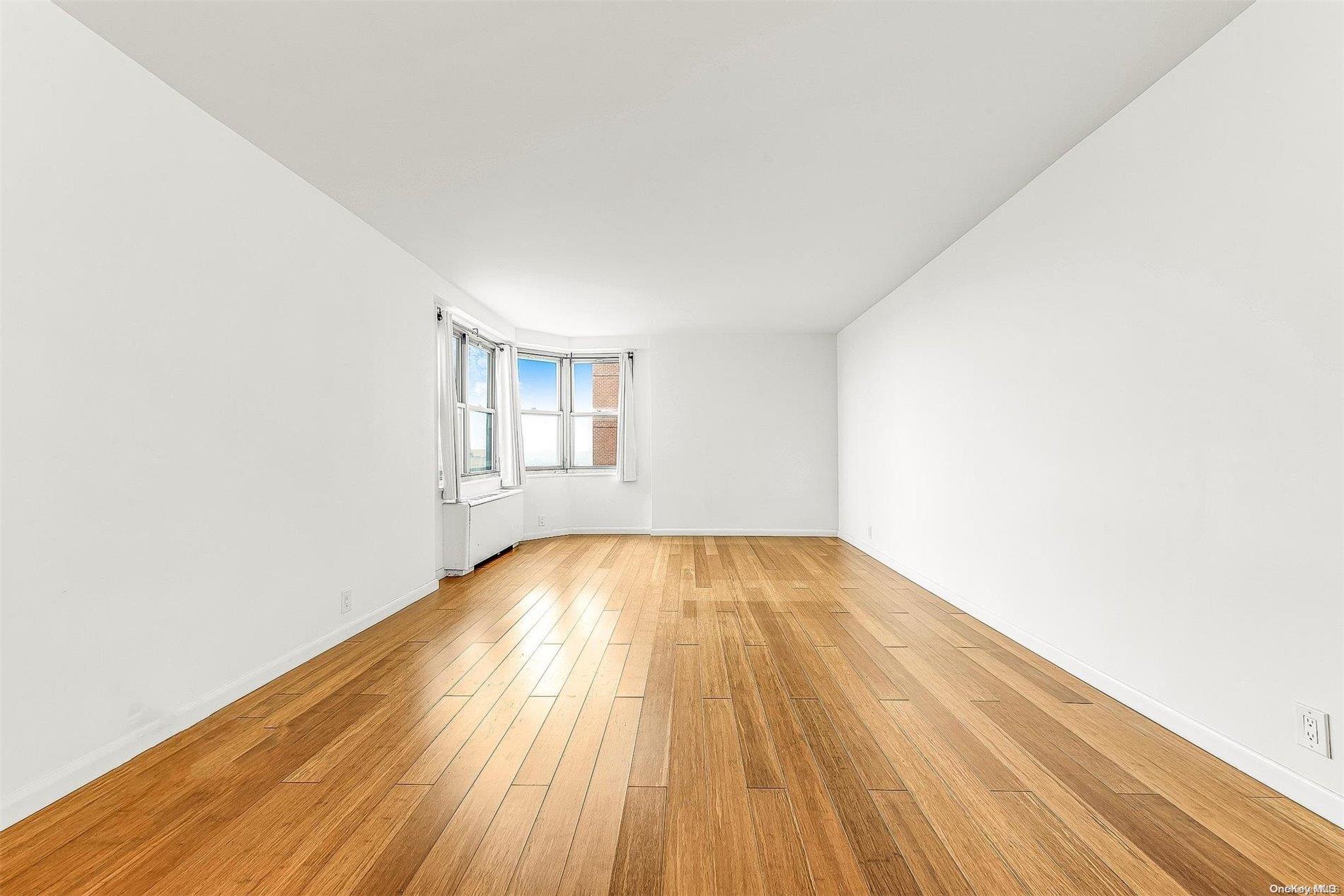 #1 photo, 70-25 Yellowstone Boulevard, 皇后区 森林小丘 Forest Hills , NY 11375