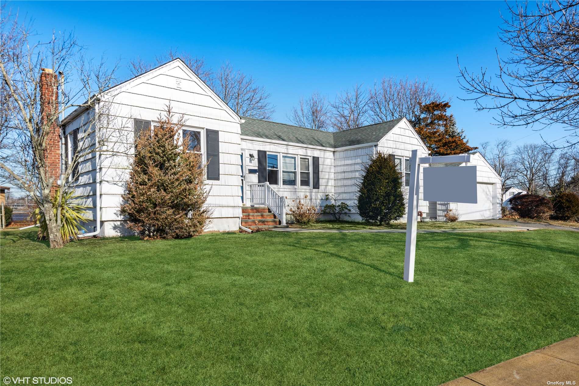 #1 photo, 111 Shore Drive, ナッソー郡 Massapequa , NY 11758