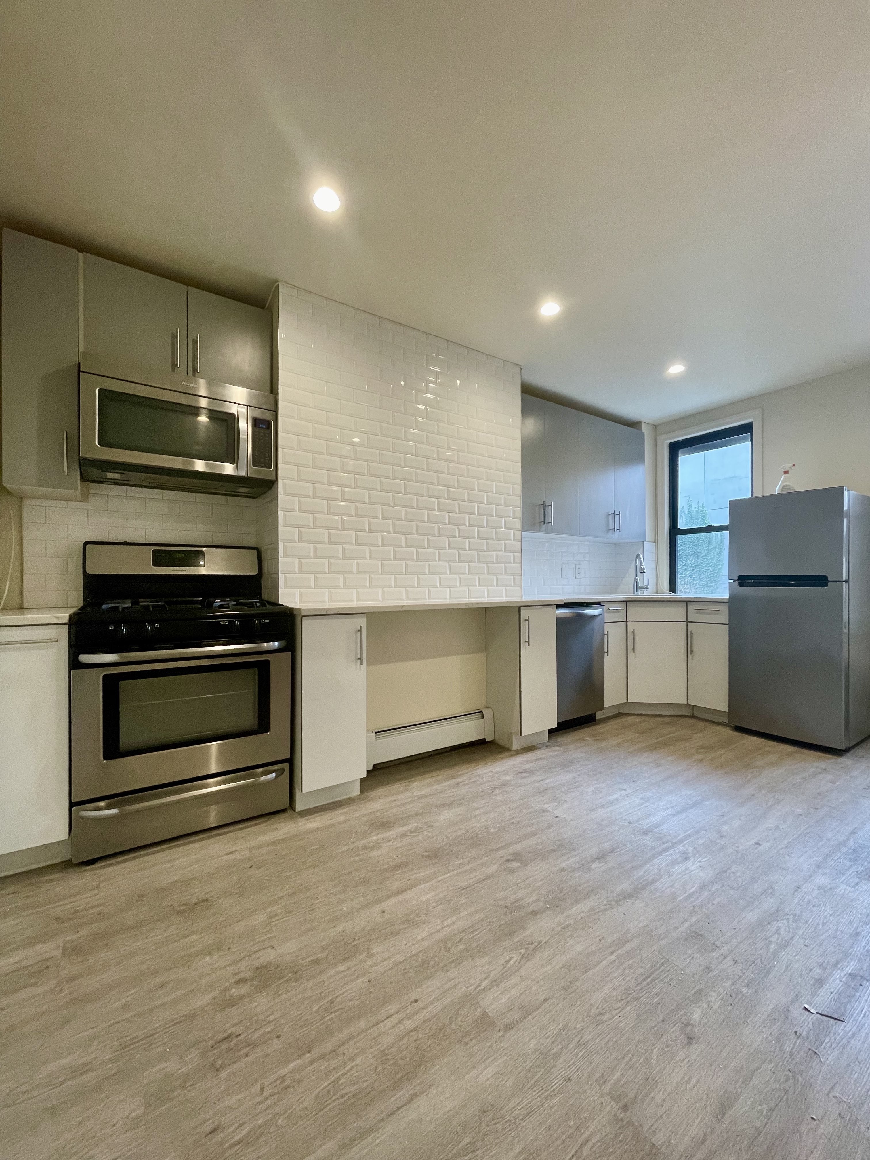 #1 photo, 381 GRAHAM Avenue, Brooklyn , NY 11211