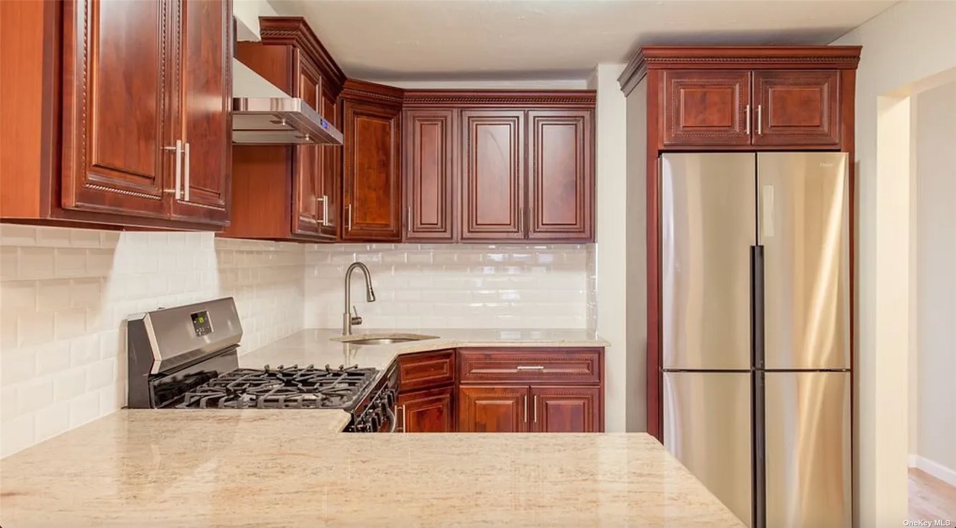 #1 photo, 240-19 70th Avenue, 皇后区 道格拉斯顿 Douglaston , NY 11362