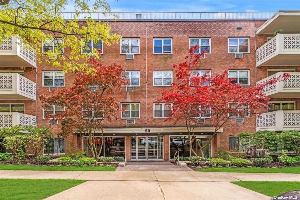 #1 photo, 50 Hillpark Avenue, Great Neck , NY 11021