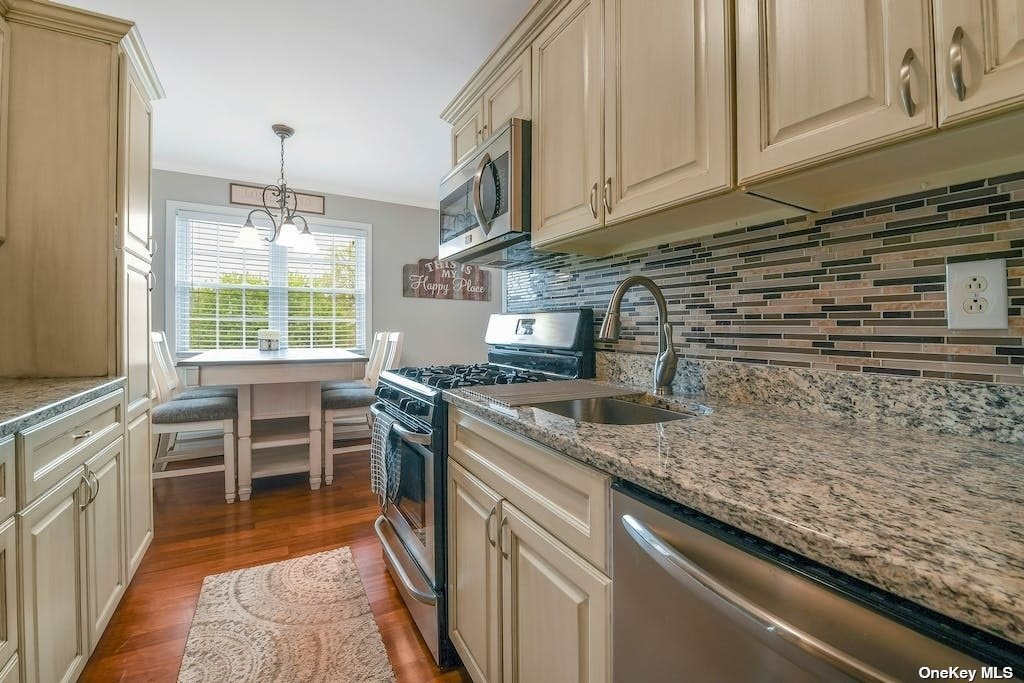 #1 photo, 460 Old Town Rd, 东长岛 Port Jefferson Station , NY 11776