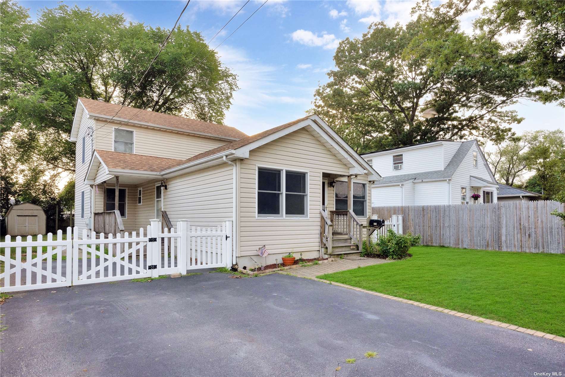 #1 photo, 813 Centre Avenue, 东长岛 Lindenhurst , NY 11757