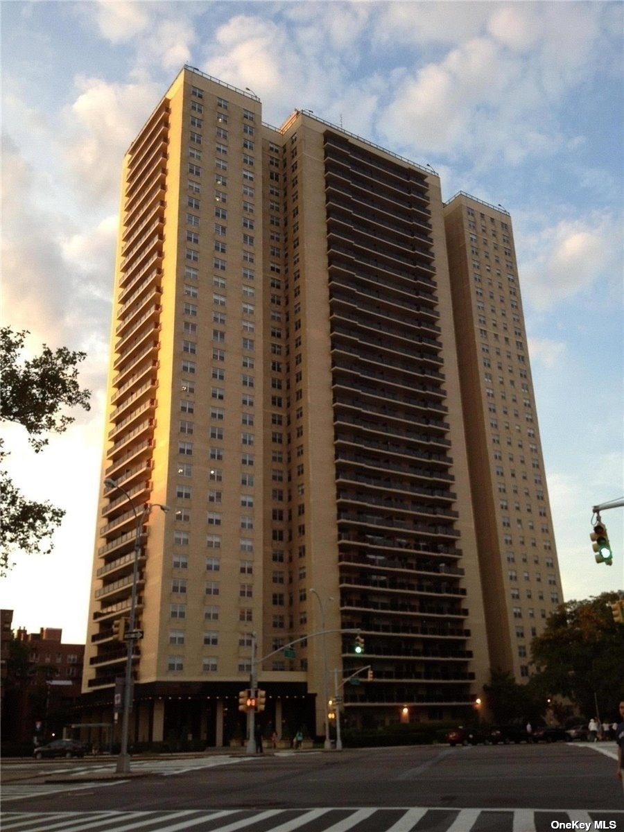 #1 photo, 110-11 Queens Blvd., 皇后区 森林小丘 Forest Hills , NY 11375