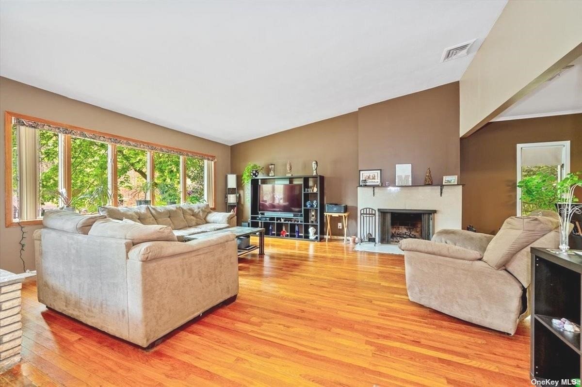 #1 photo, 24 Trent Lane, מחוז סאפוק Smithtown , NY 11787