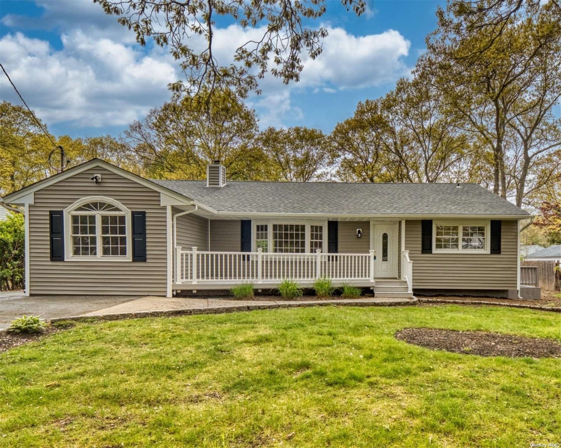 #1 photo, 235 Pleasant Street, 东长岛 Ronkonkoma , NY 11779