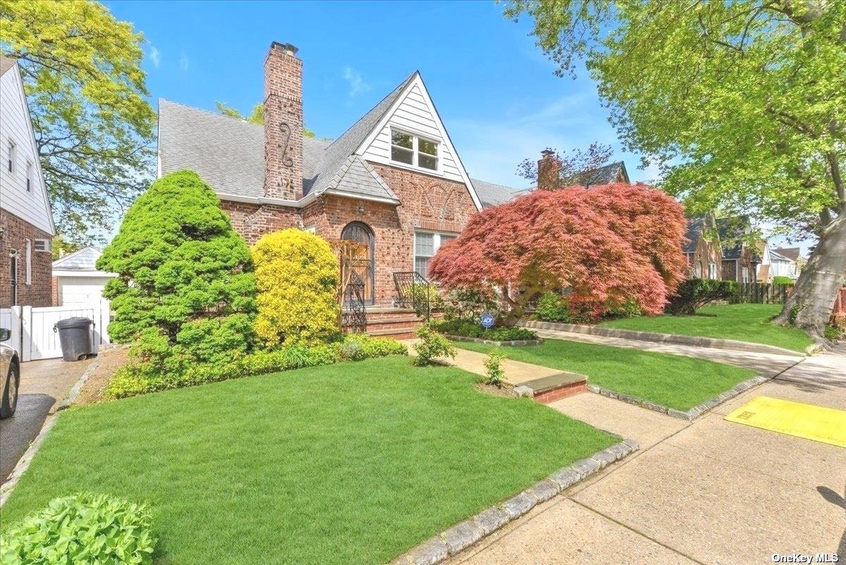 #1 photo, 25-12 169 Street, 法拉盛 Flushing , NY 11358