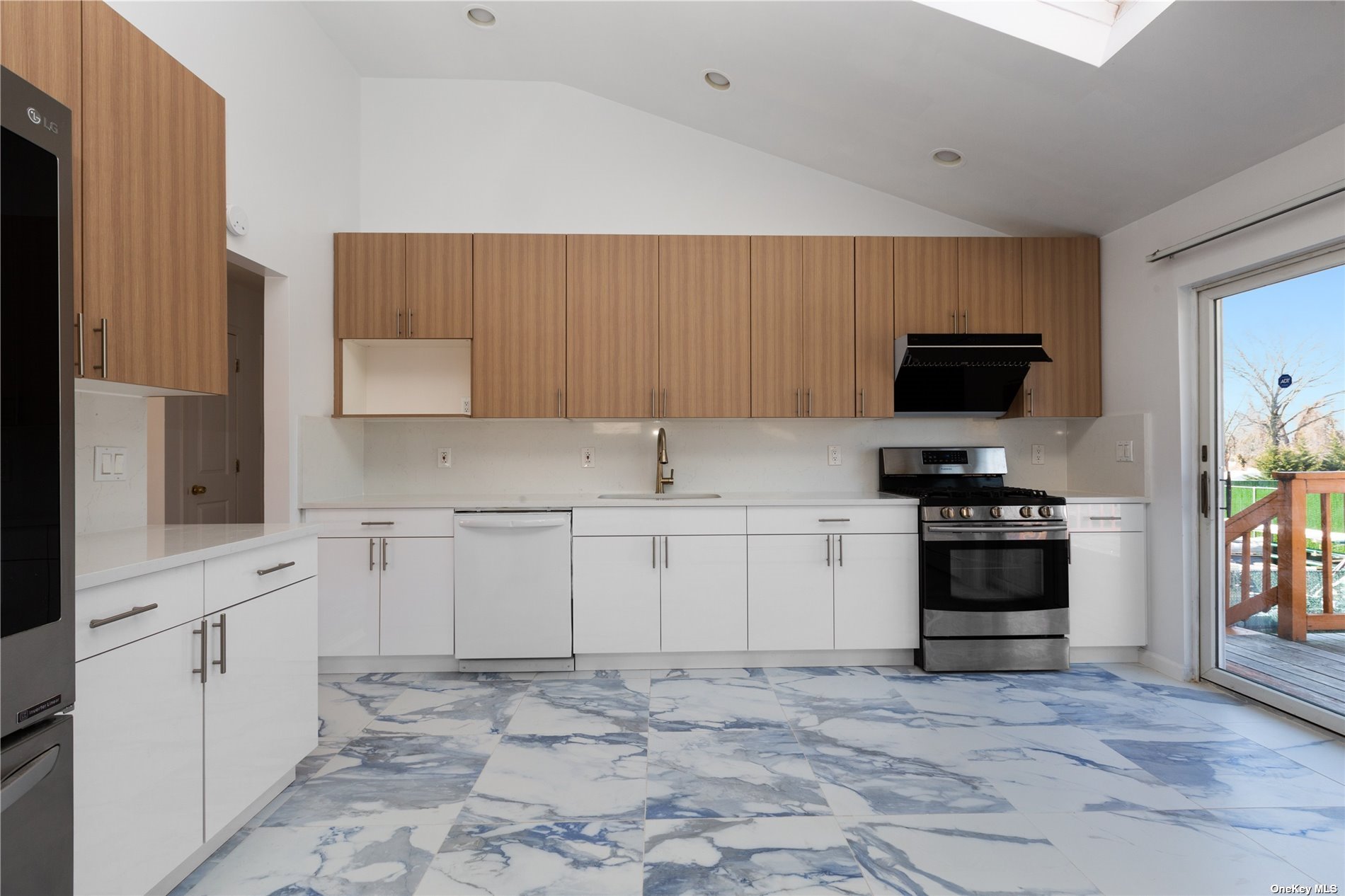 #1 photo, 208 Brentwood Road, 东长岛 海湾 Bay Shore , NY 11706