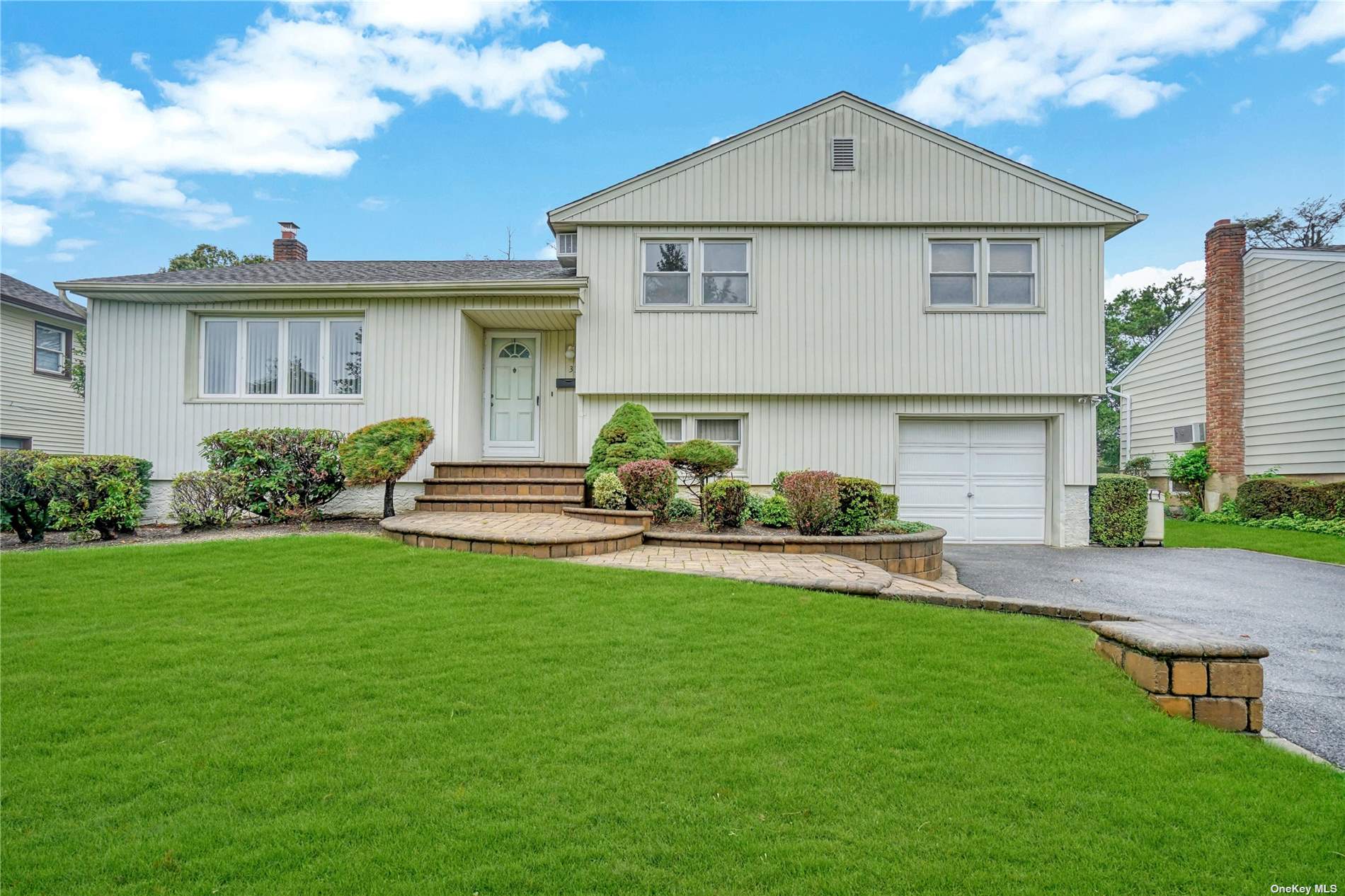 #1 photo, 33 Burton Avenue, 长岛 Plainview , NY 11803