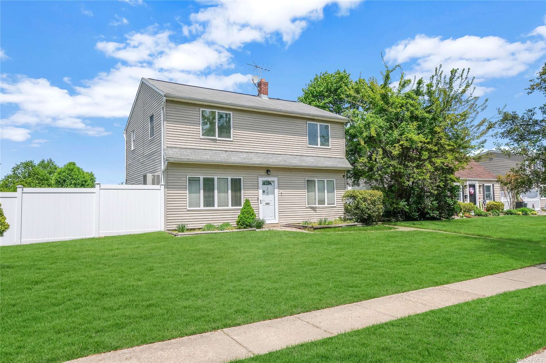 #1 photo, 25 Knoll Lane, Levittown , NY 11756