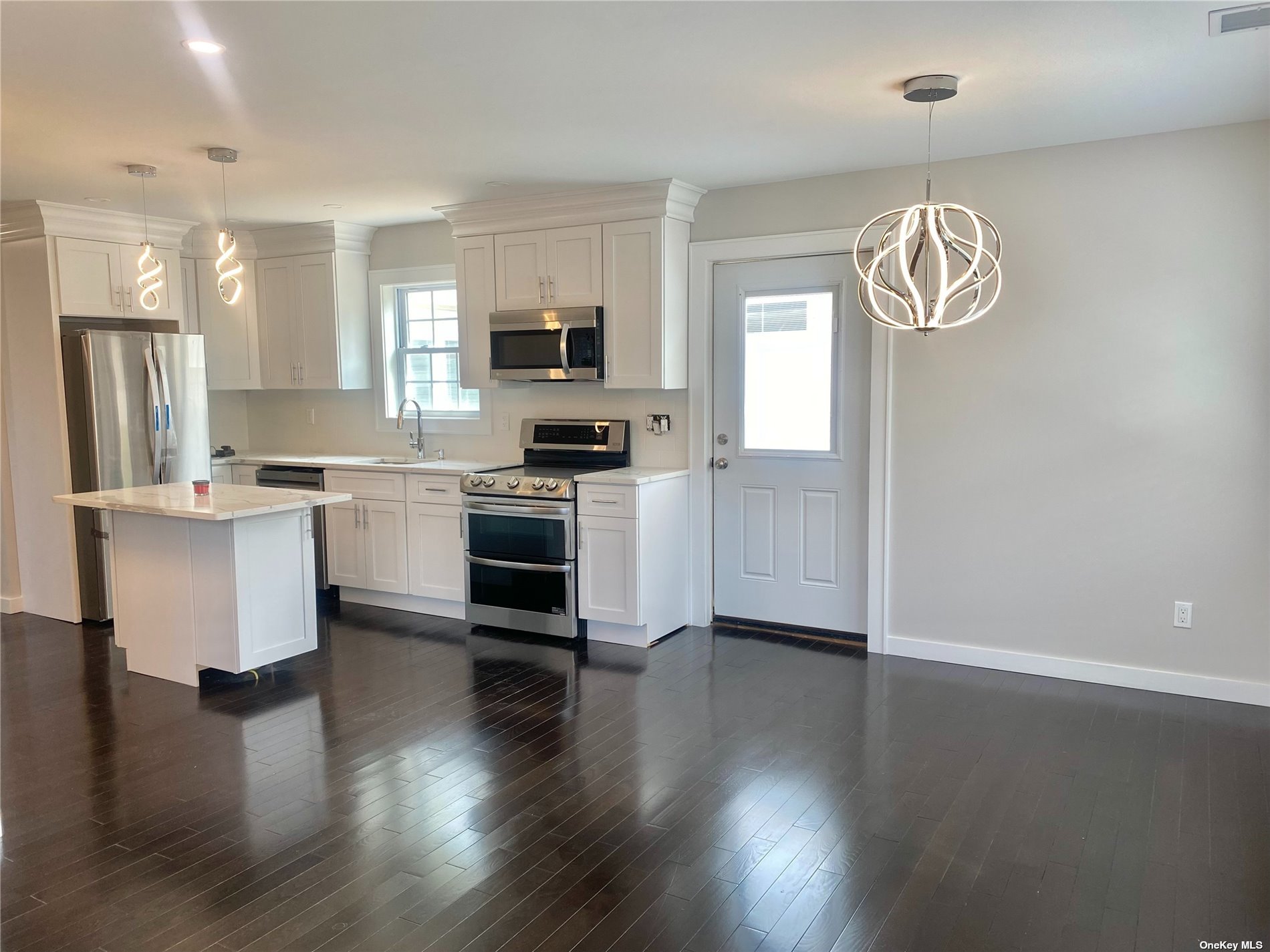 #1 photo, 69 Carleton Avenue, 东长岛 东艾斯利普 East Islip , NY 11730