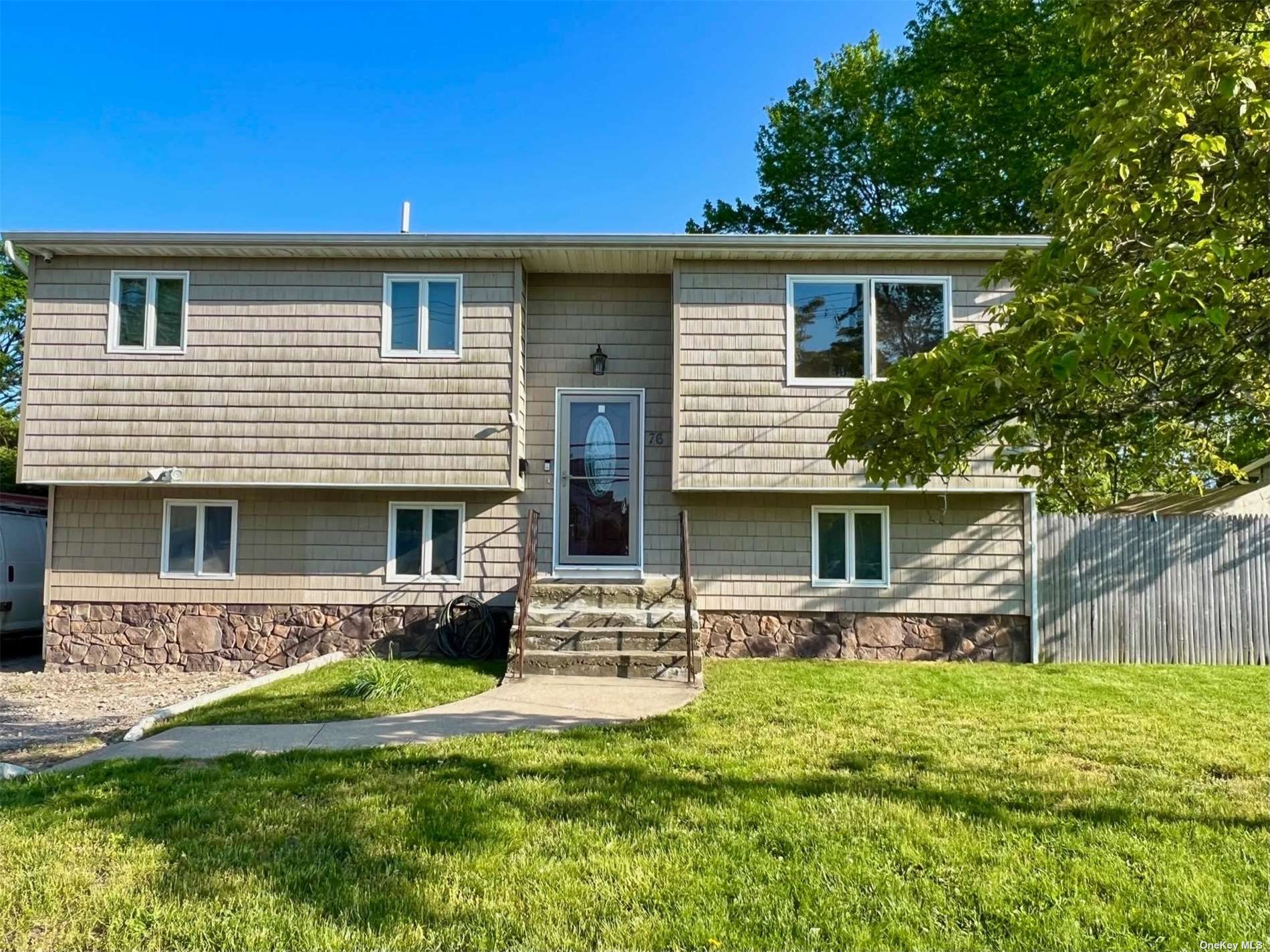 #1 photo, 76 Moffitt Boulevard, 东长岛 艾斯利普 Islip , NY 11751