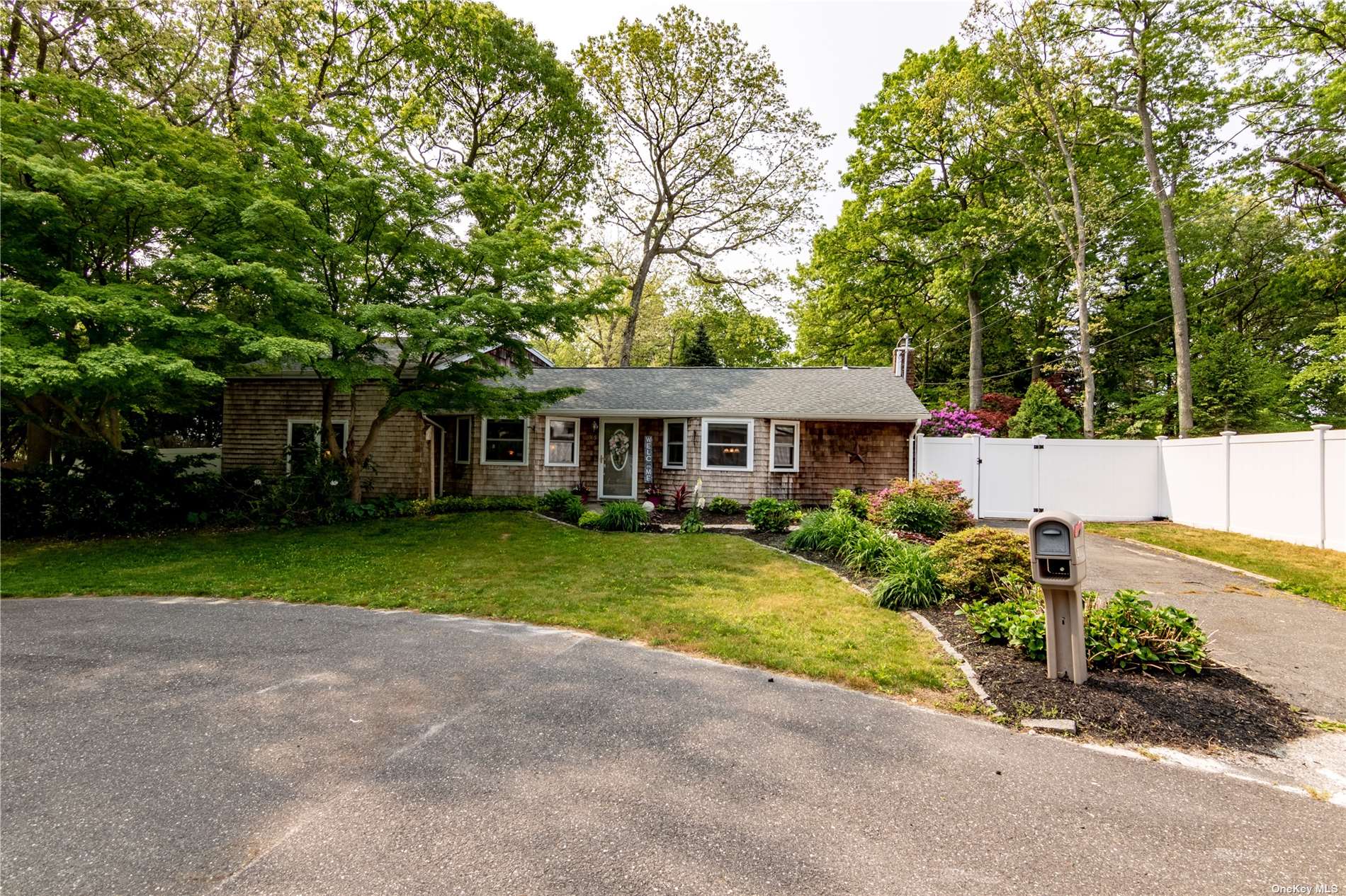 #1 photo, 26 Laurel Street, 东长岛 Centereach , NY 11720