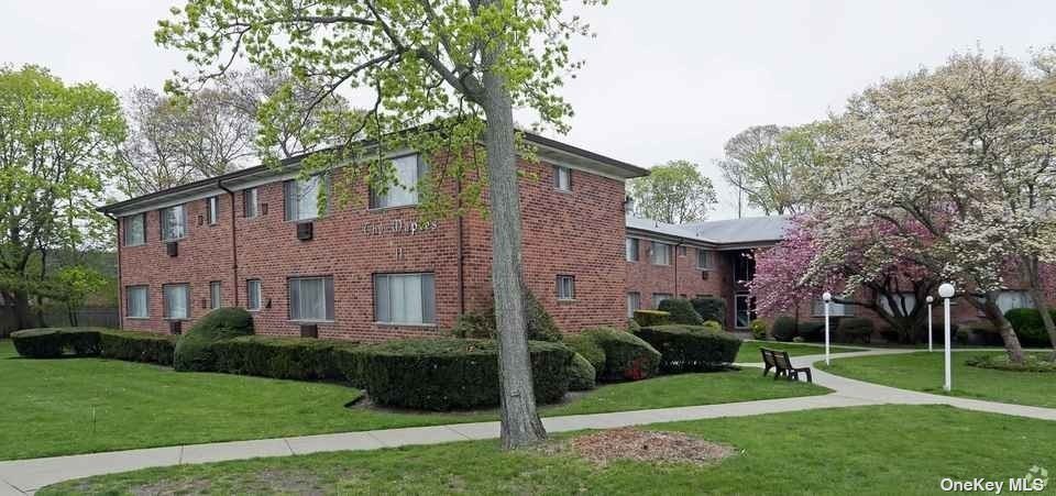 #1 photo, 11 South Saxon Avenue, 东长岛 海湾 Bay Shore , NY 11706