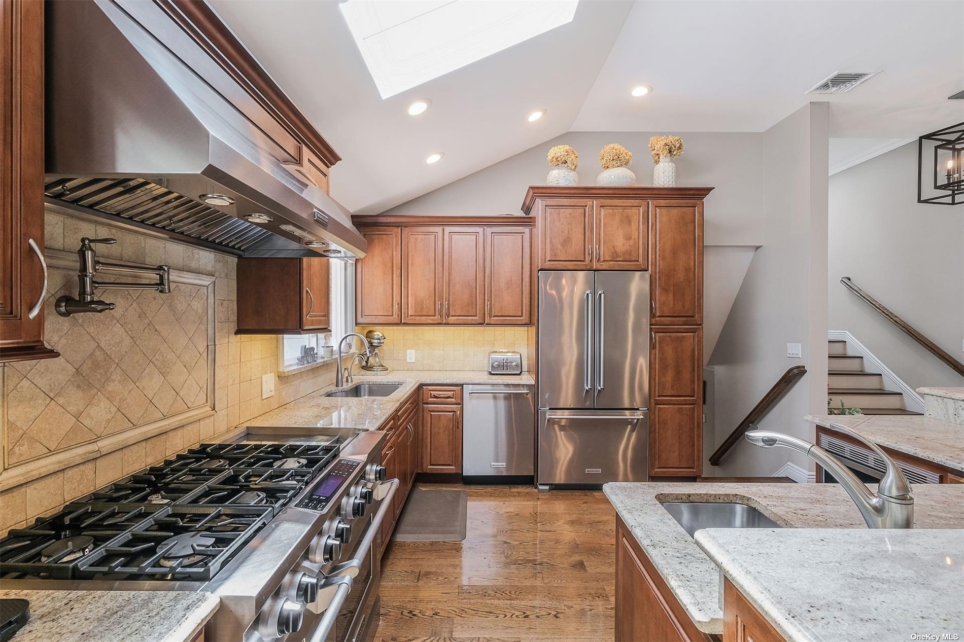 #1 photo, 2064 Stratford Drive, 长岛 西布雷 Westbury , NY 11590