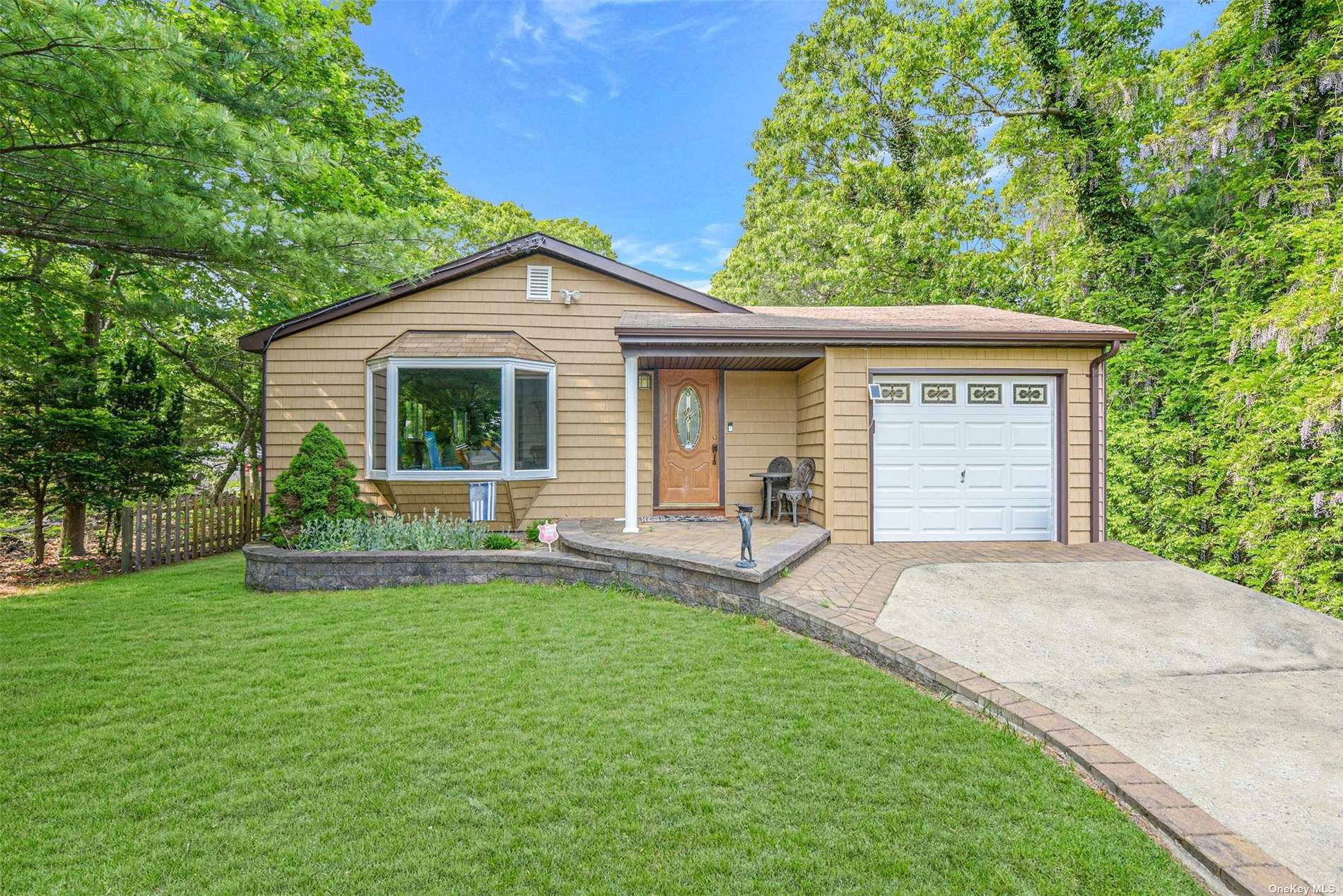 #1 photo, 89 Hollywood Avenue, 东长岛 Selden , NY 11784