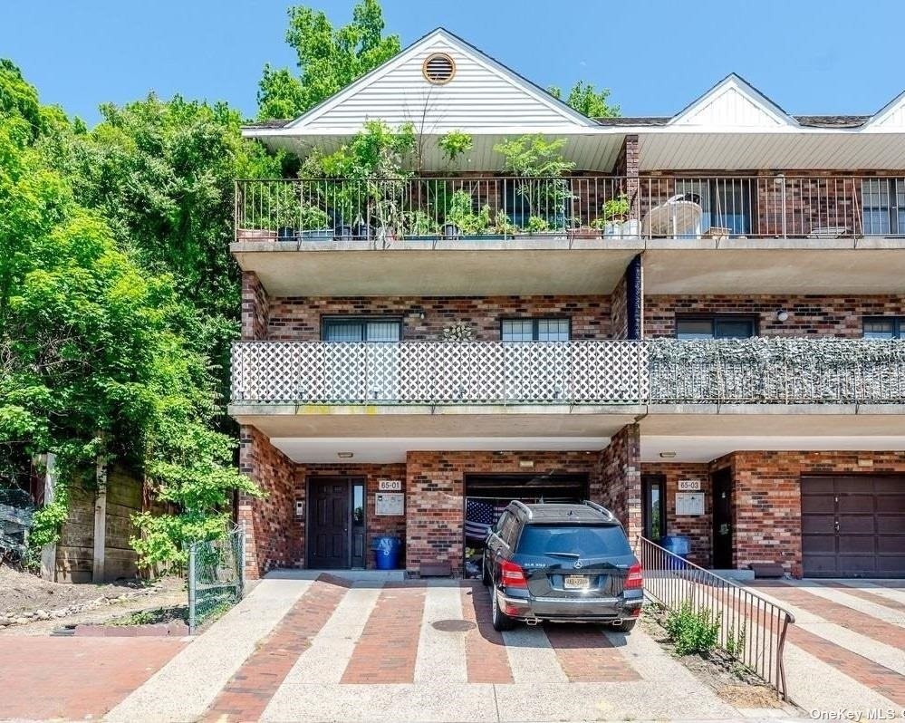 #1 photo, 65-01 242nd Street, কুইন্‌স Little Neck , NY 11362