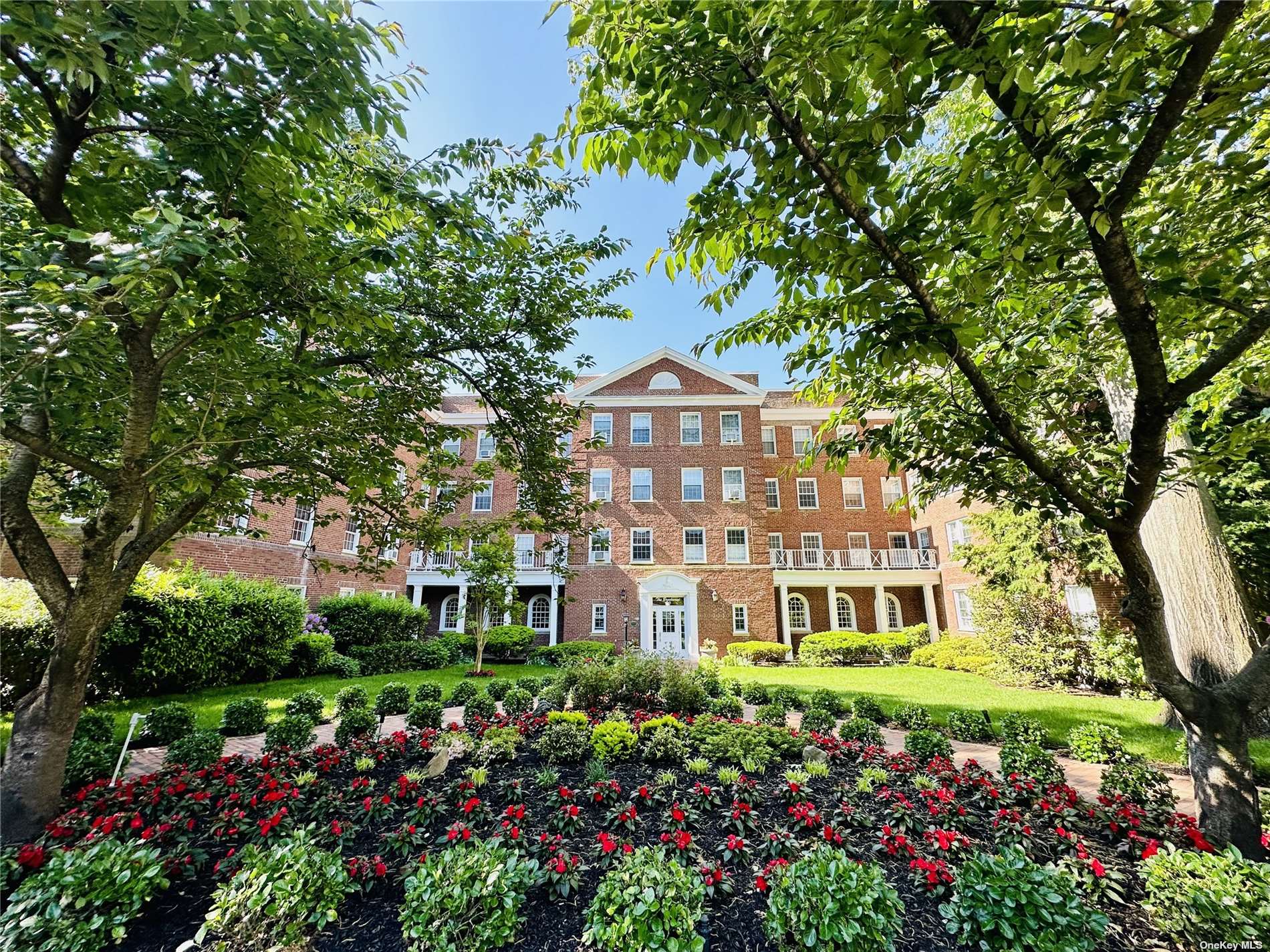 #1 photo, 90 Knightsbridge Road, 长岛 大颈 Great Neck , NY 11021