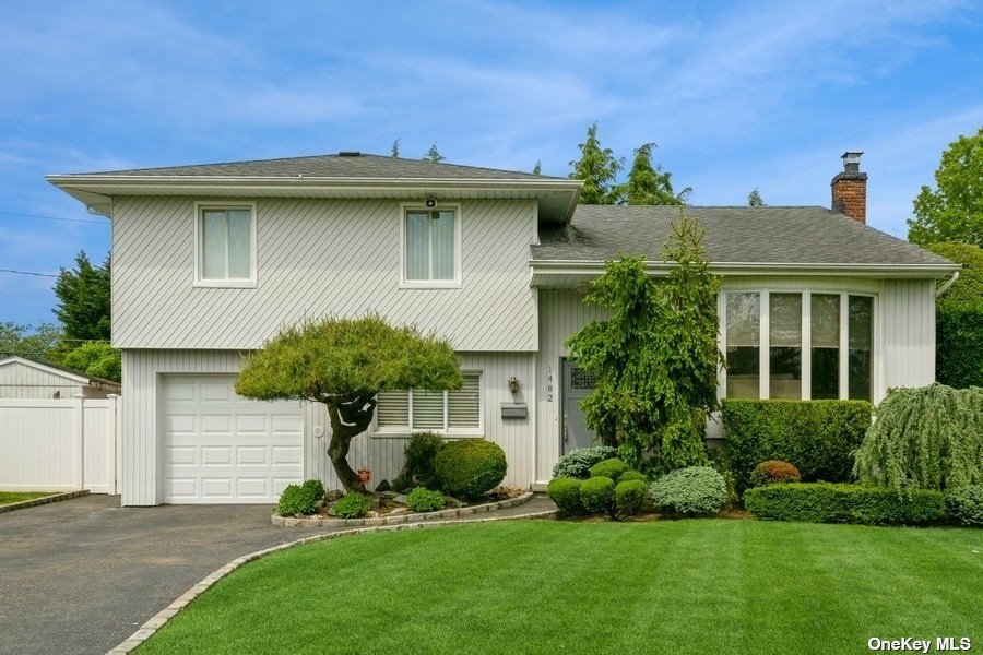 #1 photo, 1482 Holiday Park Drive, Нассау ‖ Wantagh , NY 11793