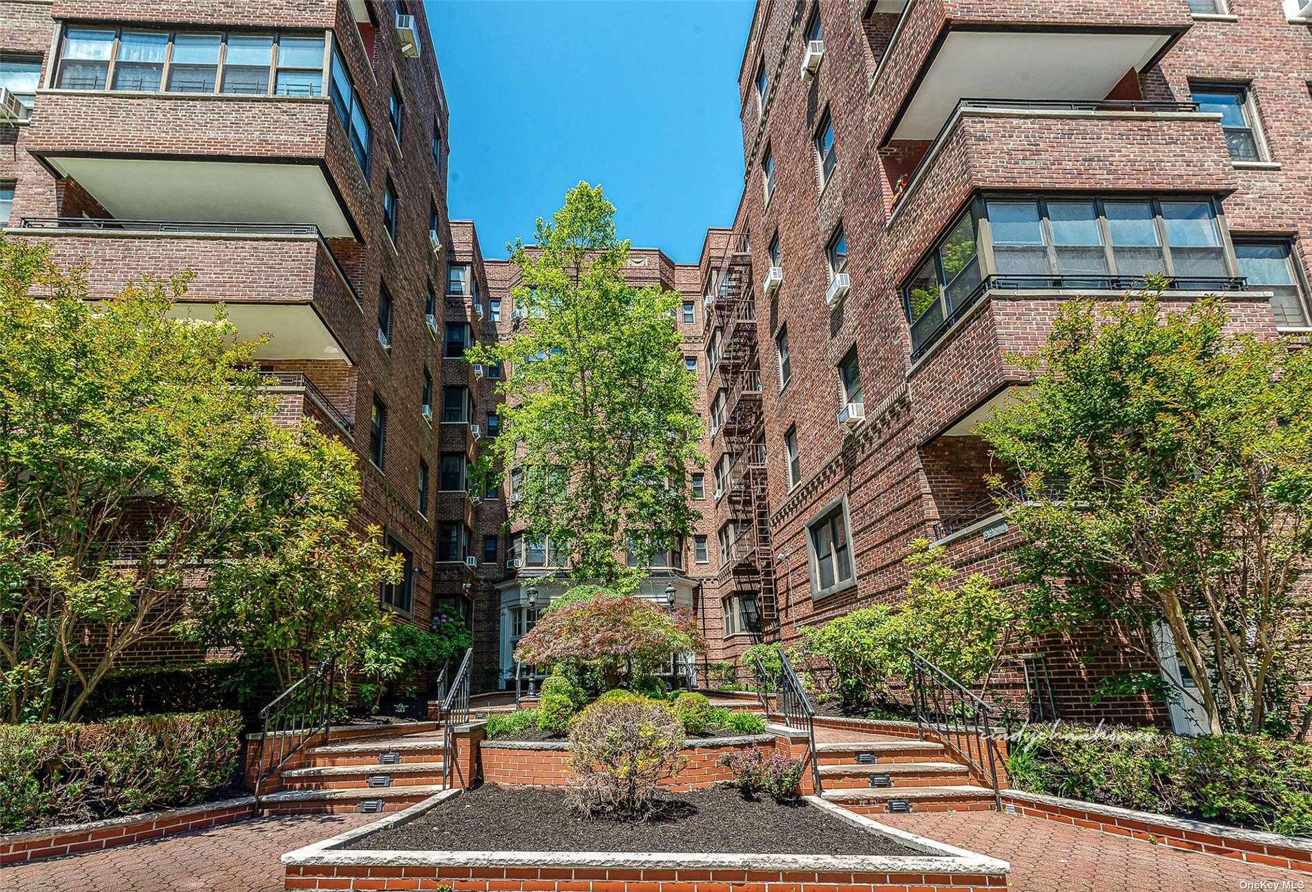 #1 photo, 69-40 Yellowstone Boulevard, 皇后区 森林小丘 Forest Hills , NY 11375