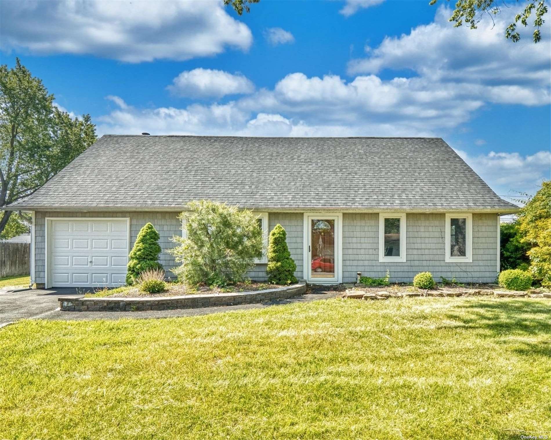 #1 photo, 74 Rush Street, 东长岛 Port Jefferson Station , NY 11776