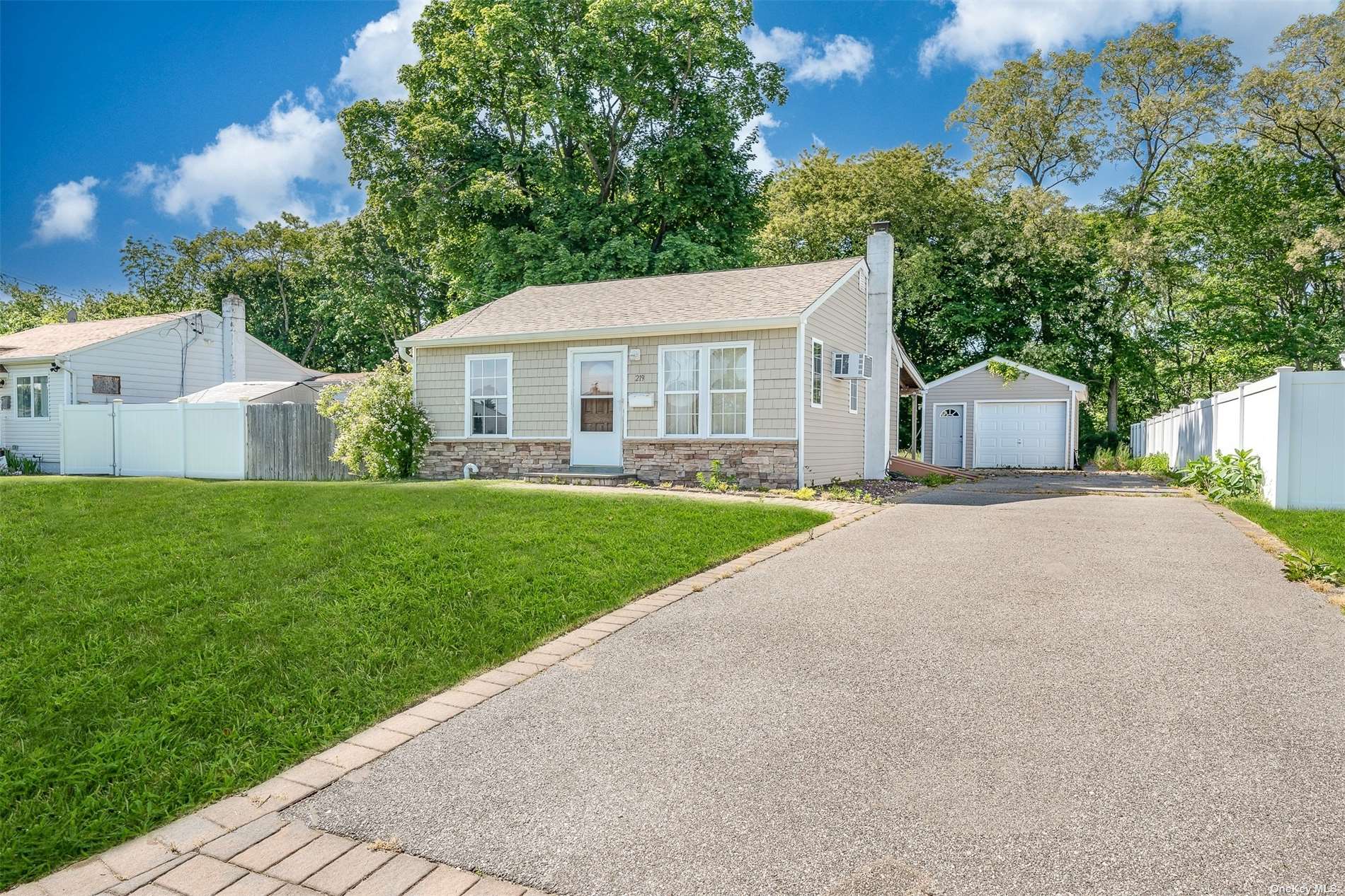 #1 photo, 219 17th Street, 东长岛 West Babylon , NY 11704