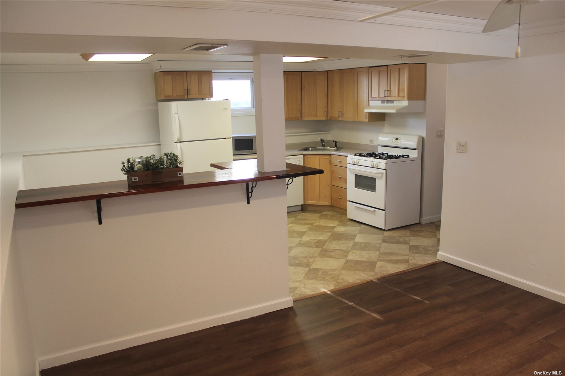 #1 photo, 373 Chelsea Avenue, 东长岛 West Babylon , NY 11704