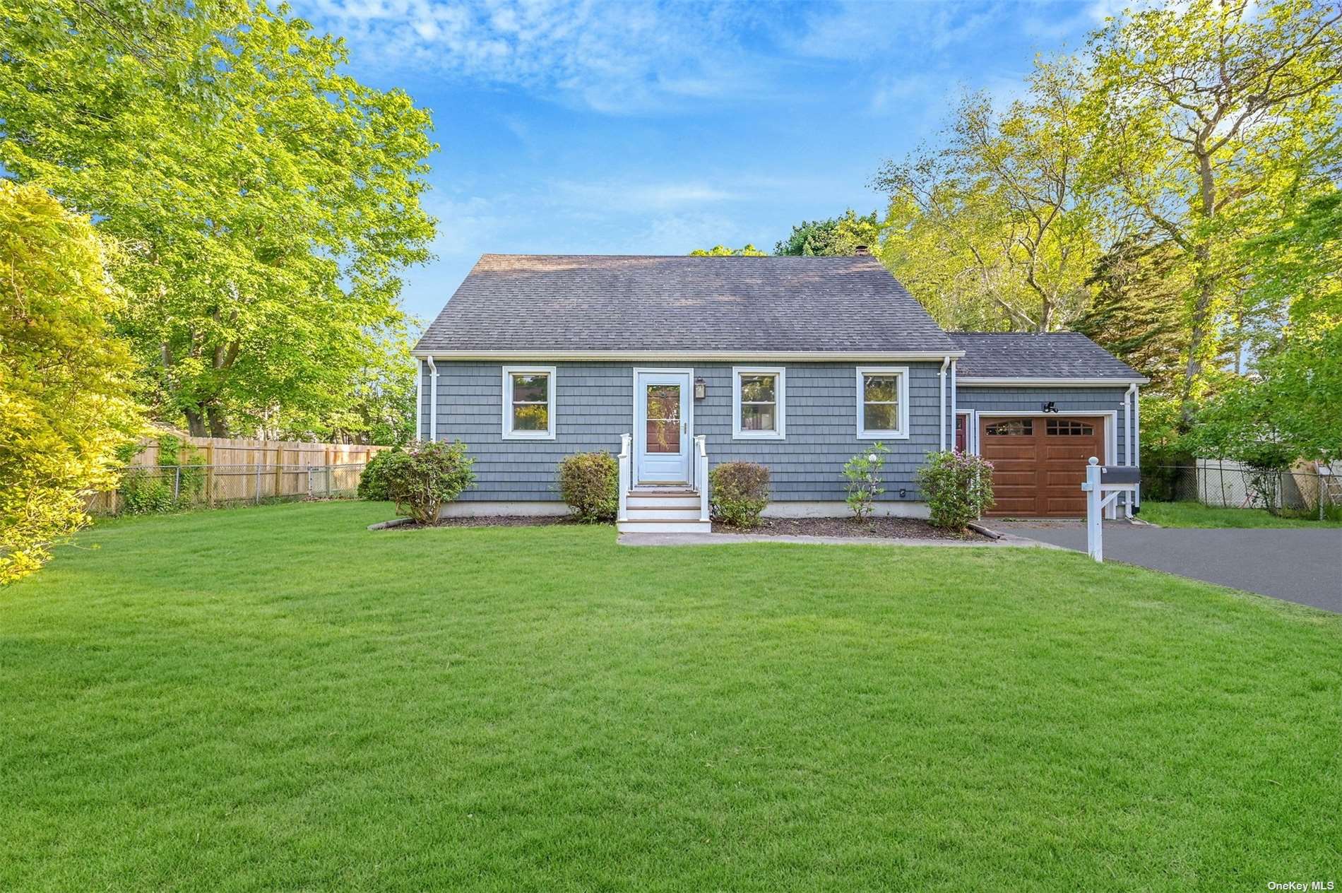 #1 photo, 18 Glenwood Street, 东长岛 East Patchogue , NY 11772