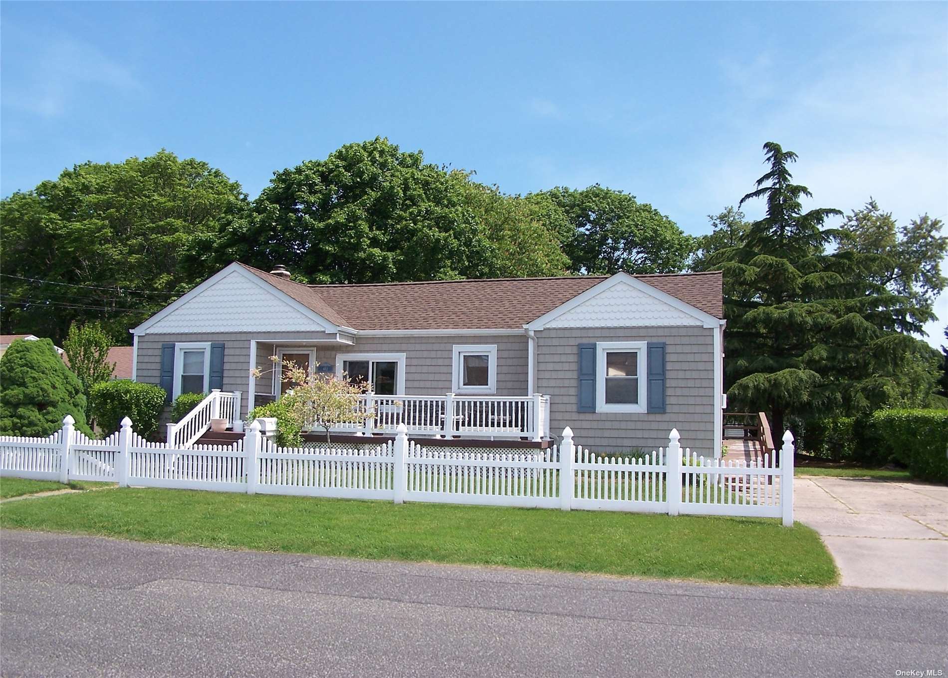 #1 photo, 452 N Putnam Avenue, Lindenhurst , NY 11757